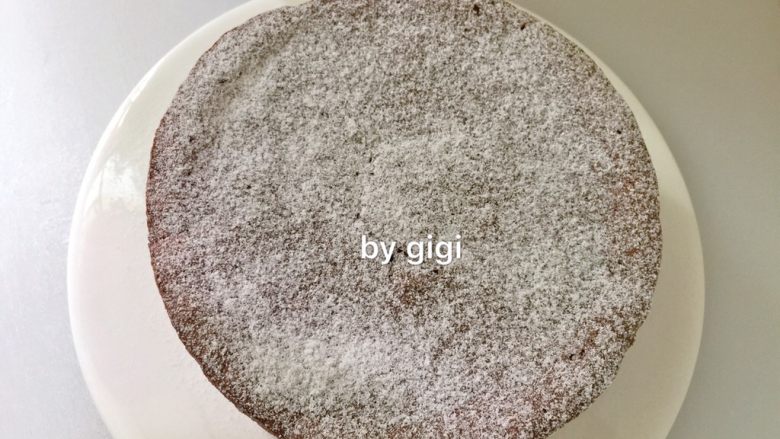 特濃巧克力蛋糕ugly chocolate cake,涼後脫模 撒上防潮糖霜