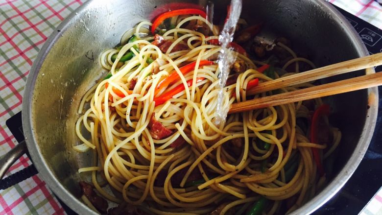 “黑胡椒培根牛肉粒意面”,再倒入意面,小火翻炒均匀后加入小半碗水,改中火,翻炒收汁即可。