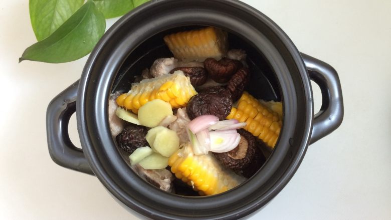 香菇玉米排骨汤,除去胡萝卜,将其他食材及调料放入砂锅