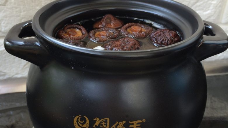 香菇玉米排骨汤,至排骨熟烂,放入胡萝卜再烧10分钟左右