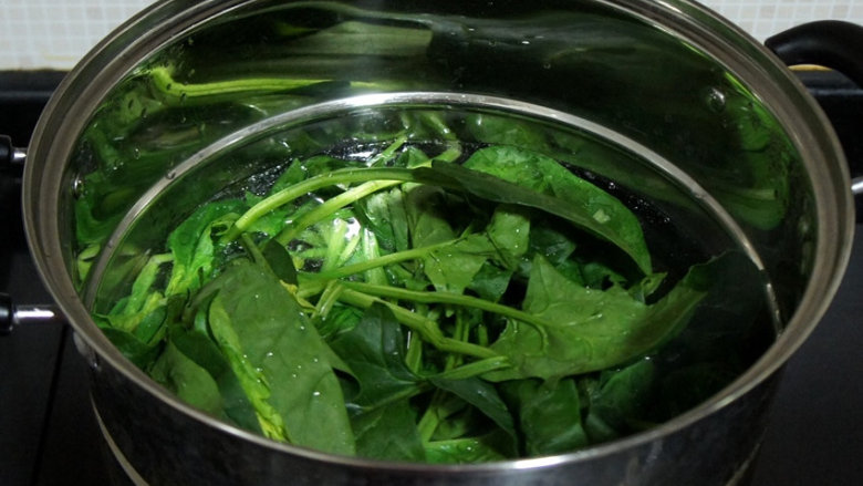 #网红料理#牛油果三明治,将<a style='color:red;display:inline-block;' href='/shicai/ 117'>菠菜</a>焯水,捞出,过冷水,沥干水分,备用