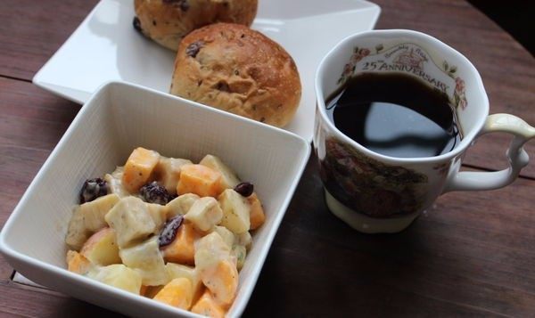 蛋黄酱,水果综合色拉,黑胡椒在一片清爽温润风味中,异军突起,表现味蕾反差的提味效果,让整体色拉更有风味好吃。