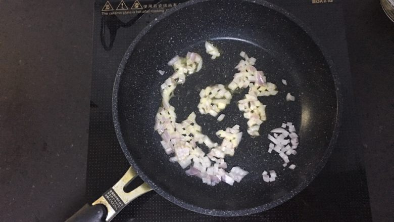 秋葵薯泥球,先爆香洋葱,颜色稍微变白即可。