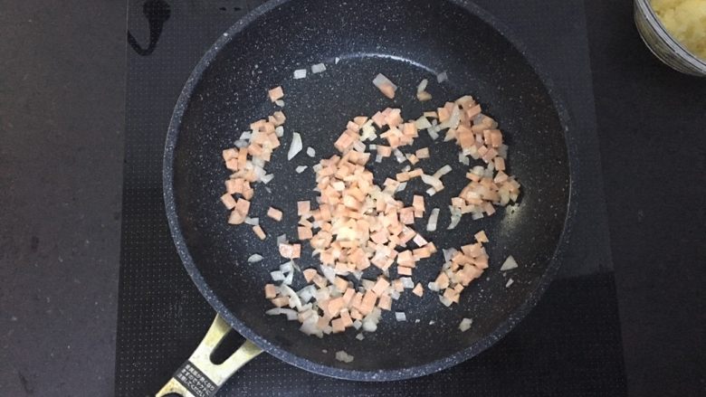 秋葵薯泥球,放入火腿,加少许盐,稍微炒一下。