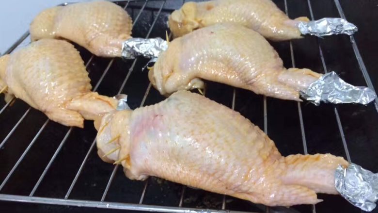 鸡翅包饭,用锡纸把鸡翼尖包起来,防止烤焦!依次隔开适当的距离摆在烤网上