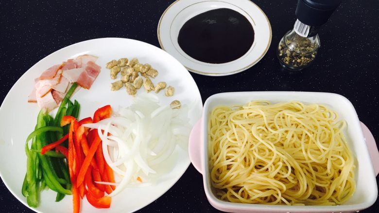上班族的最爱 快手 黑胡椒意面,这是准备好的食材,下一步就可以开炒了。