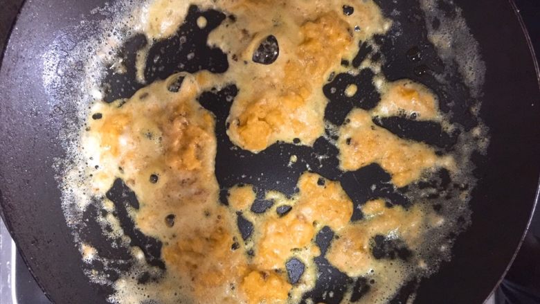 金沙玉米,炒至翻沙状态,此时咸香味扑鼻而来。
