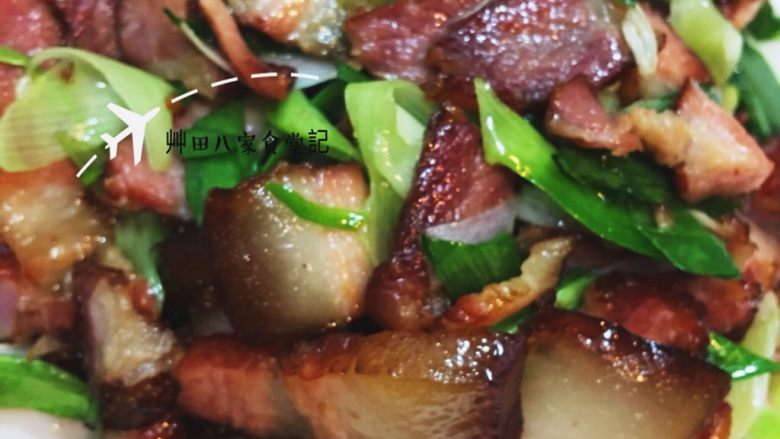 蒜苗臘肉,快速拌炒至出現香味,將拌炒好的蒜苗臘肉起鍋裝盤