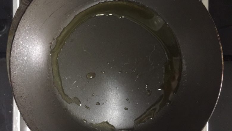 金沙玉米,锅内倒入适量油,待油温升高。