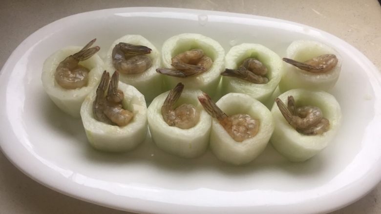 黄瓜酿虾(清蒸),每段黄瓜上放一个虾仁,我这次买的虾不大,有的就放了两个。