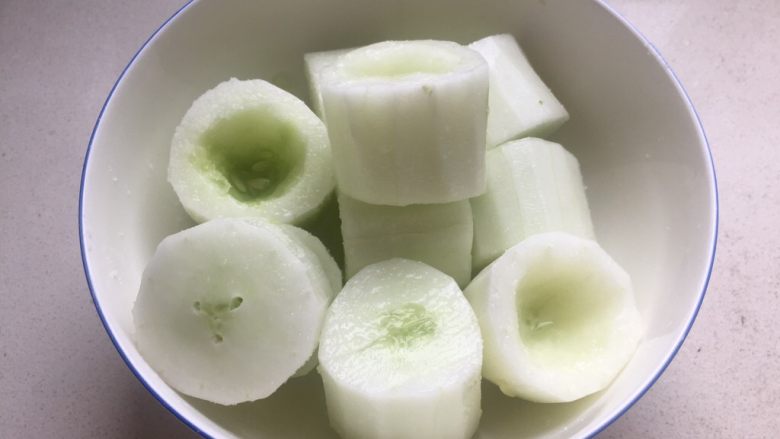 黄瓜酿虾(清蒸),撒少许盐腌制一会杀水,把腌出的水分控干。