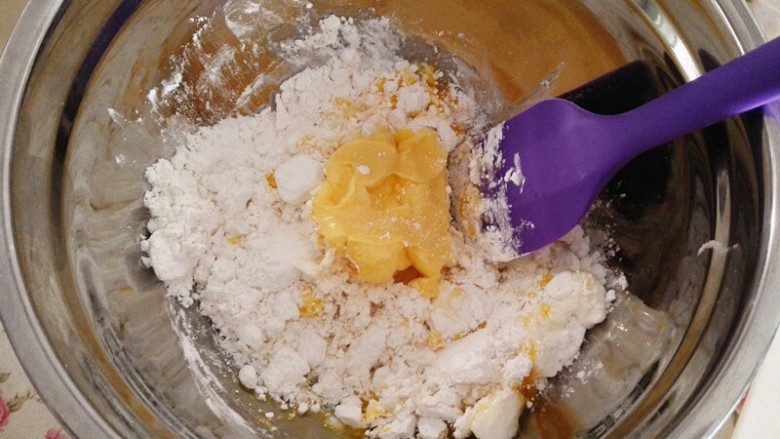 蔓越莓麻糬面包,加入软化好的黄油,