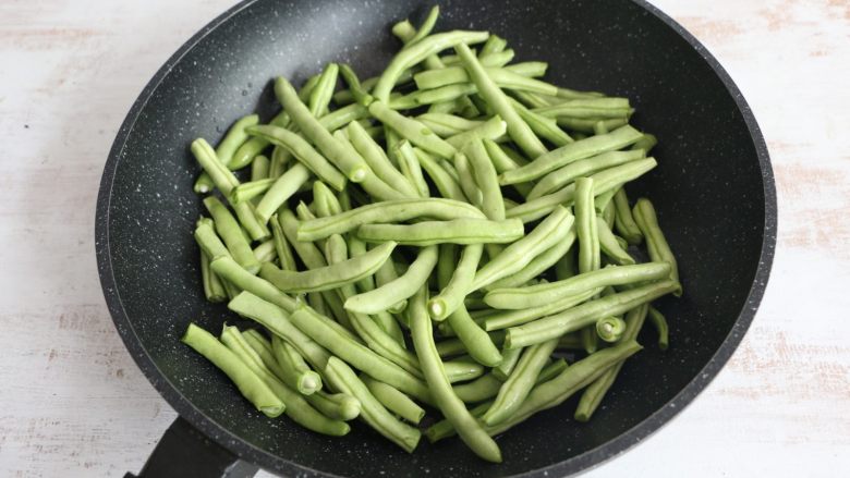 酱香干煸豆角,放入豆角,不停煸炒。