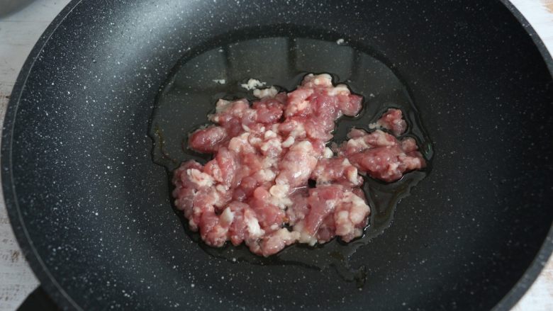 酱香干煸豆角,锅内留底油,放入瘦肉馅翻炒。