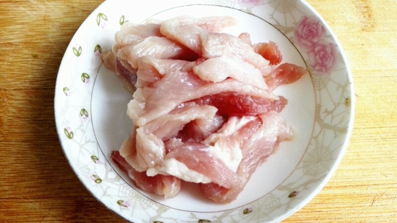 五彩烧茄条,<a style='color:red;display:inline-block;' href='/shicai/ 414'>猪肉</a>切丝备用,
