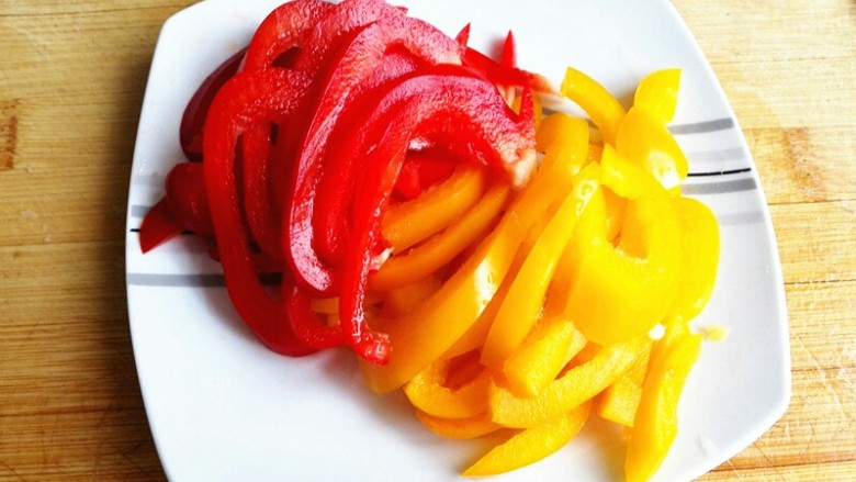 五彩烧茄条,<a style='color:red;display:inline-block;' href='/shicai/ 3554'>彩椒</a>清洗干净,切丝,