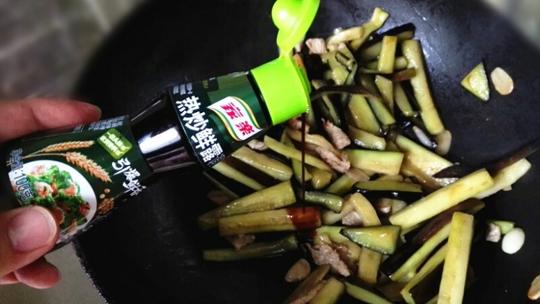 五彩烧茄条,待茄条变软,倒入适量酱油继续翻炒,