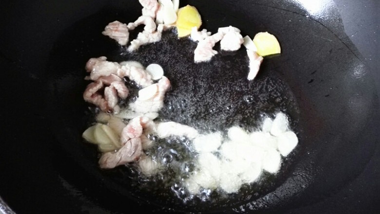 五彩烧茄条,再倒入肉丝翻炒至变色,