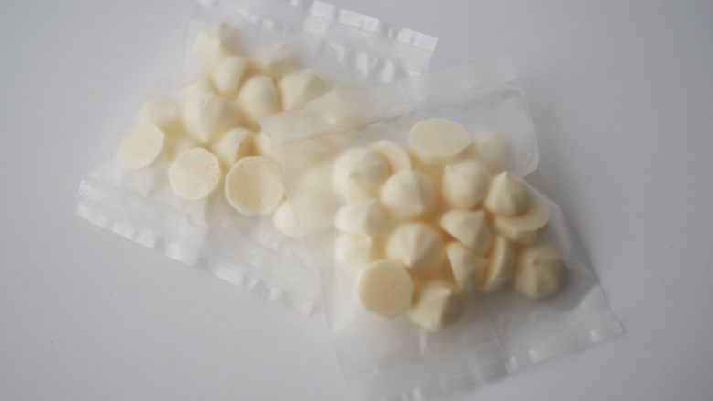 只用蛋清的美味烘焙 | 酸奶溶豆,做好的溶豆,装入密封袋保存。
随吃随取,一次一包。
非常不错的宝宝小零食。