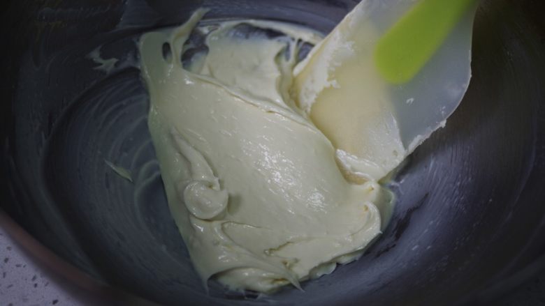 只用蛋清的美味烘焙 | 酸奶溶豆,不是很好拌就用力拌,粗暴一点没关系。拌到完全看不到颗粒为止。然后放置一旁待用。
是不是蛮厚的,对的,这也是后面的关键,如果现在就很稀,那惨了,后面肯定要淌出来,还怎么挤溶豆豆。