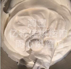 豆乳蛋糕,<a style='color:red;display:inline-block;' href='/shicai/ 8197'>淡奶油</a>打发不用多说,所有材料都加进去,中速打发即可,不要太老了