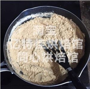 豆乳蛋糕,我用的是市售的黄豆粉，首先用中火把它炒熟炒香，火不要太大以免炒糊，然后摊凉备用