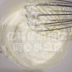 豆乳蛋糕,<a style='color:red;display:inline-block;' href='/shicai/ 48598'>奶油奶酪</a>放入微波炉中,轻叮二三十秒,即能软化,用手抽打细滑无颗粒