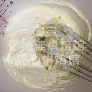 豆乳蛋糕,并加入一部分豆乳糊,这时候可以换电动打蛋器,把所有的豆乳糊都慢慢的混合进来