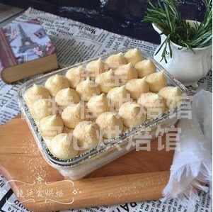 豆乳蛋糕,然后一层蛋糕,一层奶油夹层,再一层蛋糕,挤上豆乳,撒上黄豆粉