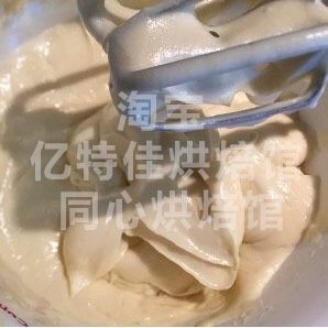 豆乳蛋糕,搅打细腻，顺滑，口感好不好跟你打的顺不顺滑有一定关系，在放凉的过程中，如果你没有马上用到，记得及时盖上保鲜膜，直接贴豆乳糊覆盖，要么会干皮