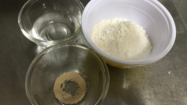 红茶奶酥 (山寨原麦山丘),提前一天准备老面和烫种
老面 所需要的材料混合均匀后,室温放1小时,然后放入冰箱的冷鲜层。隔夜冷藏发酵,拿出来以后大约会涨至两倍大