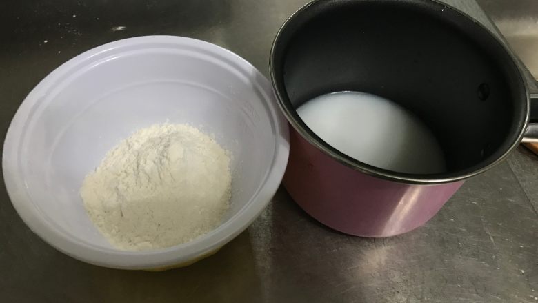 红茶奶酥 (山寨原麦山丘),烫种 材料中水+盐+奶粉放小锅内,加热至沸腾,关火倒入面粉,搅拌均匀即可。晾凉后放冰箱冷鲜层,隔夜备用