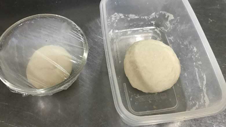 红茶奶酥 (山寨原麦山丘),这就是提前一天准备好的还没有放入冰箱的老面和烫种,量真的很少,面团很小,可是一定不能缺少