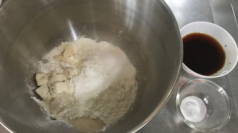 红茶奶酥 (山寨原麦山丘),第二天开始揉面了
伯爵茶用的川宁的茶包,一共3包。剪开后加入开水,搅拌后静置至晾凉
主面团中除盐以外的左右材料放入揉面盆中,其中烫种和老