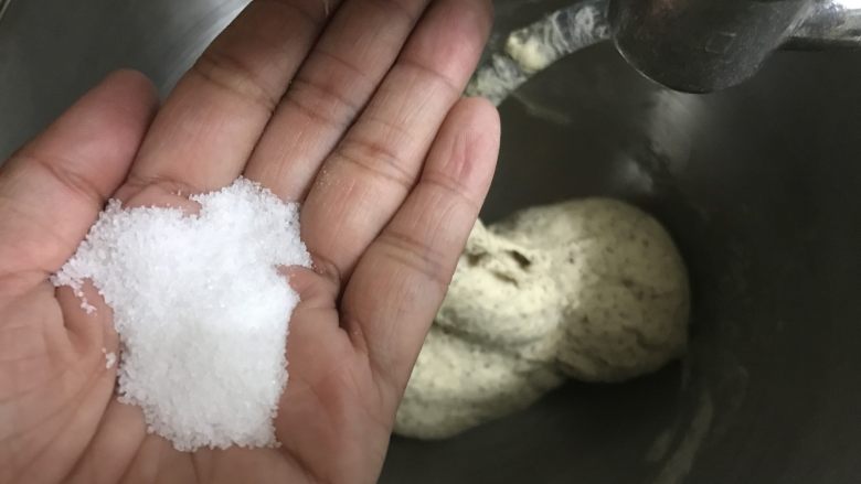 红茶奶酥 (山寨原麦山丘),揉面至混合均匀成团后放入盐,我揉了大约15分钟放的盐(我用的厨师机),面包机的话可以揉完一个程序放盐