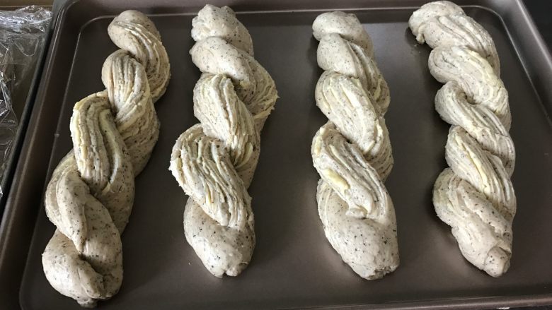 红茶奶酥 (山寨原麦山丘),现在天气比较热,我盖好了保鲜膜在室温发酵的。如果在冬天,放入烤箱中(不插电),放些温水发酵。切记不要放太热的水,这样奶酥馅会融化,流到盘子上