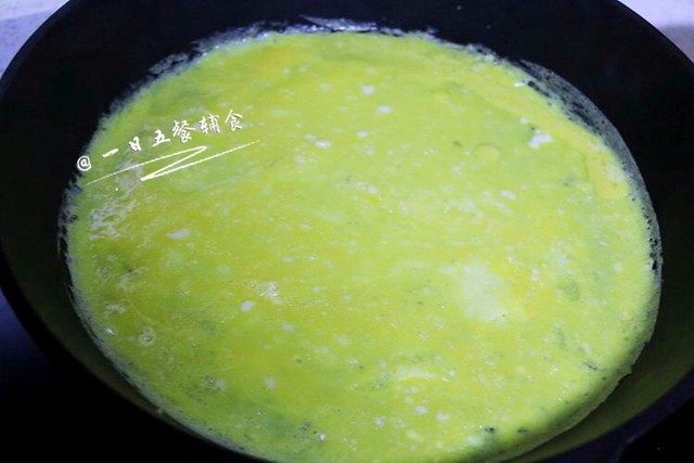 披萨蛋,热锅,往锅里刷薄薄一层油,全程小火,倒入蛋液,晃动锅使蛋液铺满整个锅。