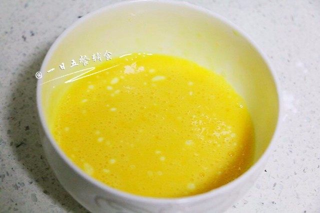 披萨蛋, 打好的蛋液里加入3克生粉增加蛋皮的韧性,搅拌蛋糊。