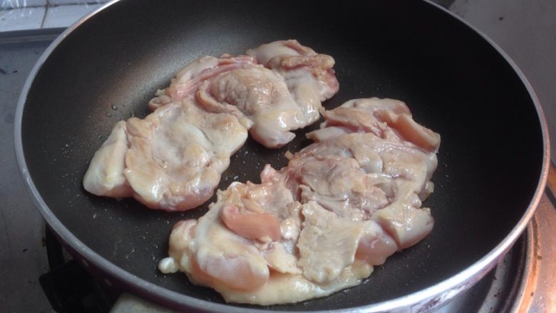 照烧鸡肉三明治,两面轮流煎,至九成熟时盛起。