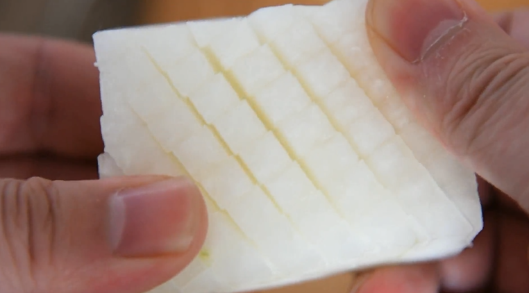 这样做的“红烧冬瓜”好吃入味,一招取胜!,冬瓜清水洗净后,表面切花刀