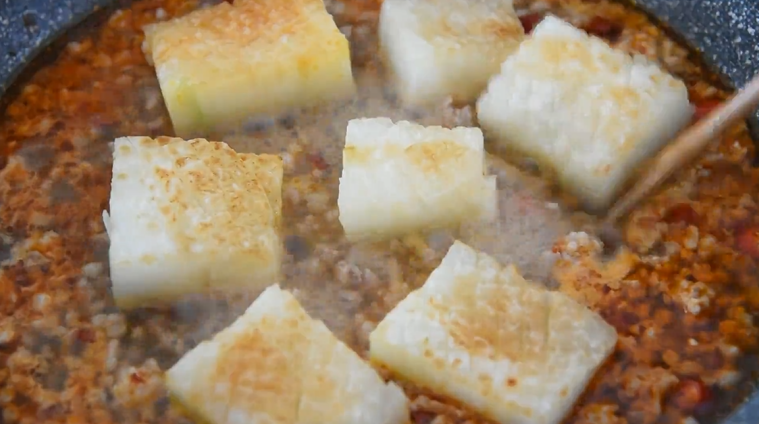 这样做的“红烧冬瓜”好吃入味,一招取胜!,倒入高汤拔匀后,下冬瓜块