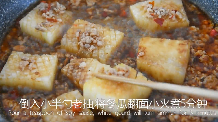 这样做的“红烧冬瓜”好吃入味,一招取胜!,倒入小半勺捞出,将冬瓜翻面小火煮5分钟,盛出装盘