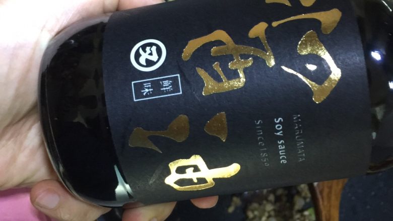 日式菌菇意面,然后加入又伊鲜鲜味酱油翻炒均匀后装盘备用,锅里倒入<a style='color:red;display:inline-block;' href='/shicai/ 851'><a style='color:red;display:inline-block;' href='/shicai/ 851'>橄榄油</a></a>,放入切片的菌菇煸香