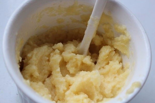 菠萝苹果冰沙,一直重复3-5次就可以了。 这是第3次搅拌后。如果要细致一点,就多做几次,越做就越接近冰淇淋的口感。