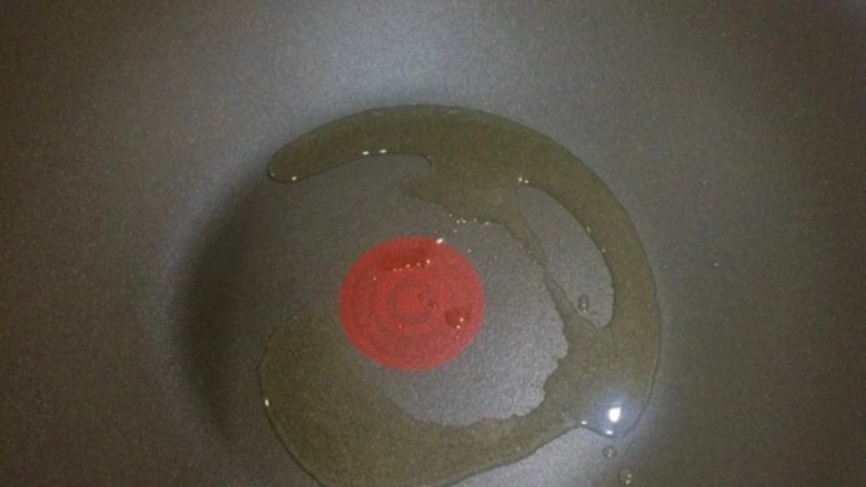 好吃到尖叫的煎饺,首先还是冷锅下油(千万不要多)