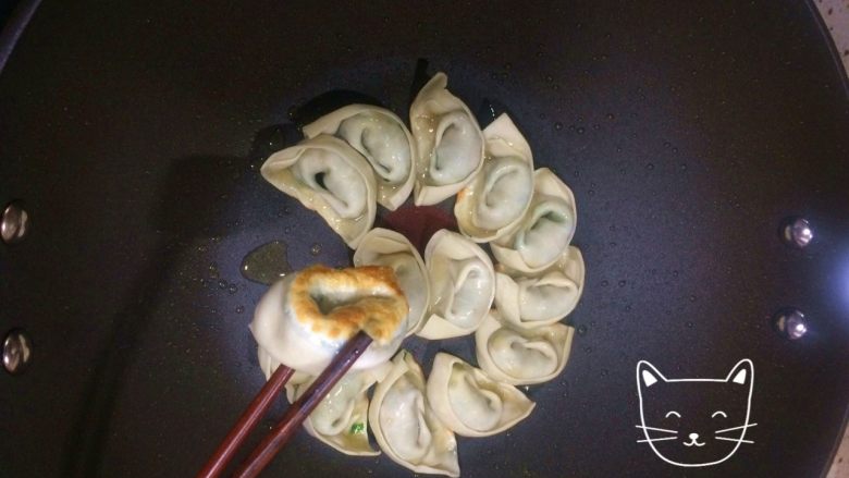 好吃到尖叫的煎饺,油温到180℃,放饺子,速冻水饺最好要每一个分开,避免出锅的时候粘成一团,煎至底面金黄