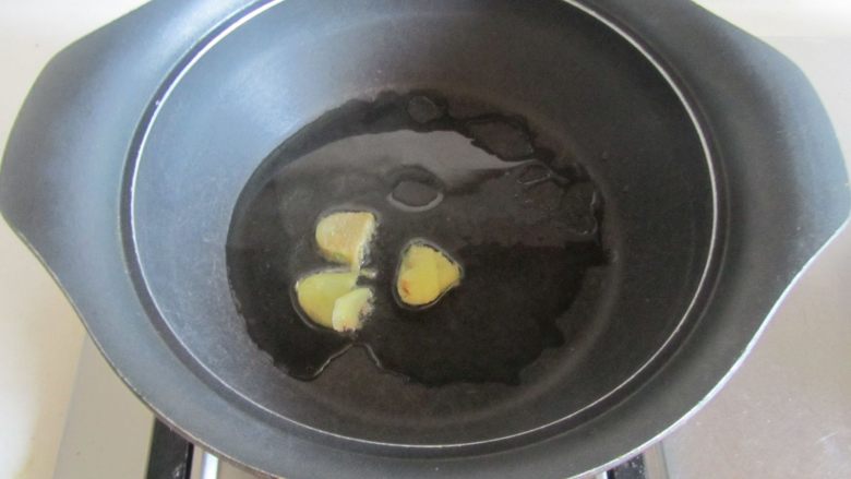 玉米烧鸡腿,热锅凉油, 放入姜片进去煸炒;