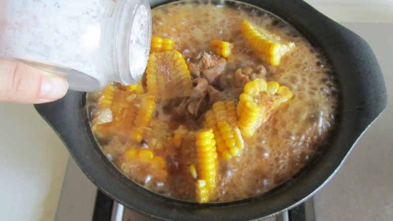 玉米烧鸡腿,加入适量的盐调味,大火收汁即可。