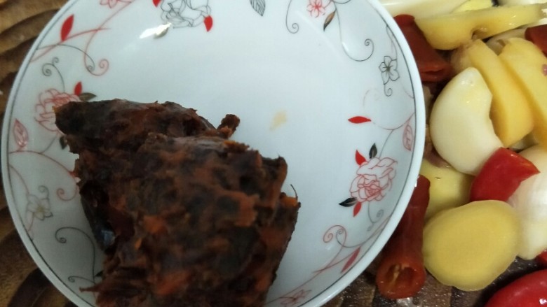 魔芋红烧鸭,火锅料一小块,这个是德庄的。个人认为大红袍的更好吃。