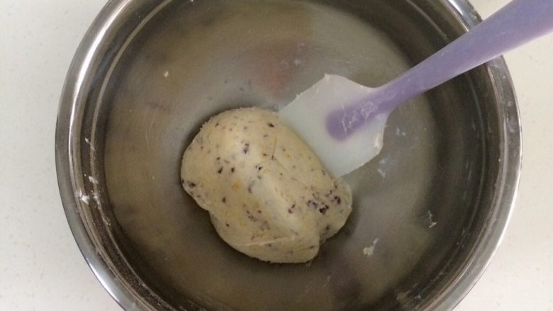 蔓越莓玛格丽特,用刮刀翻拌均匀至成团,也可以直接用手抓捏成团。